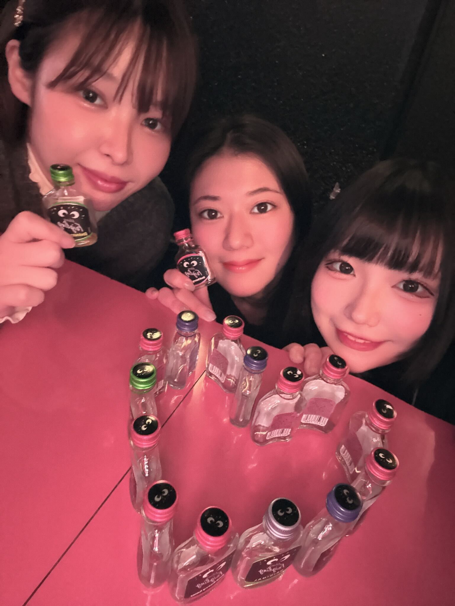 3人のキャストとお酒