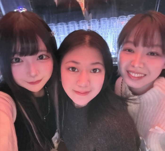 3人のキャストの集合写真