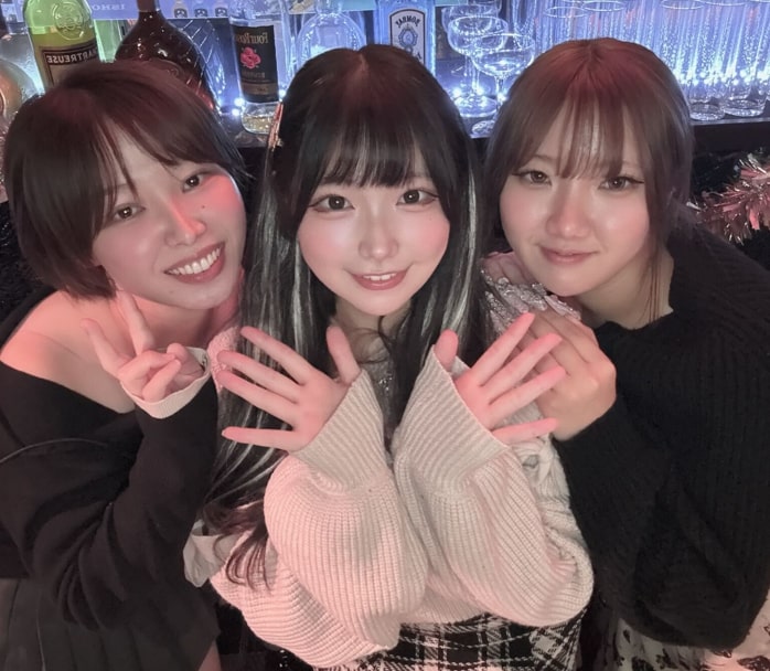 3人のキャストの集合写真
